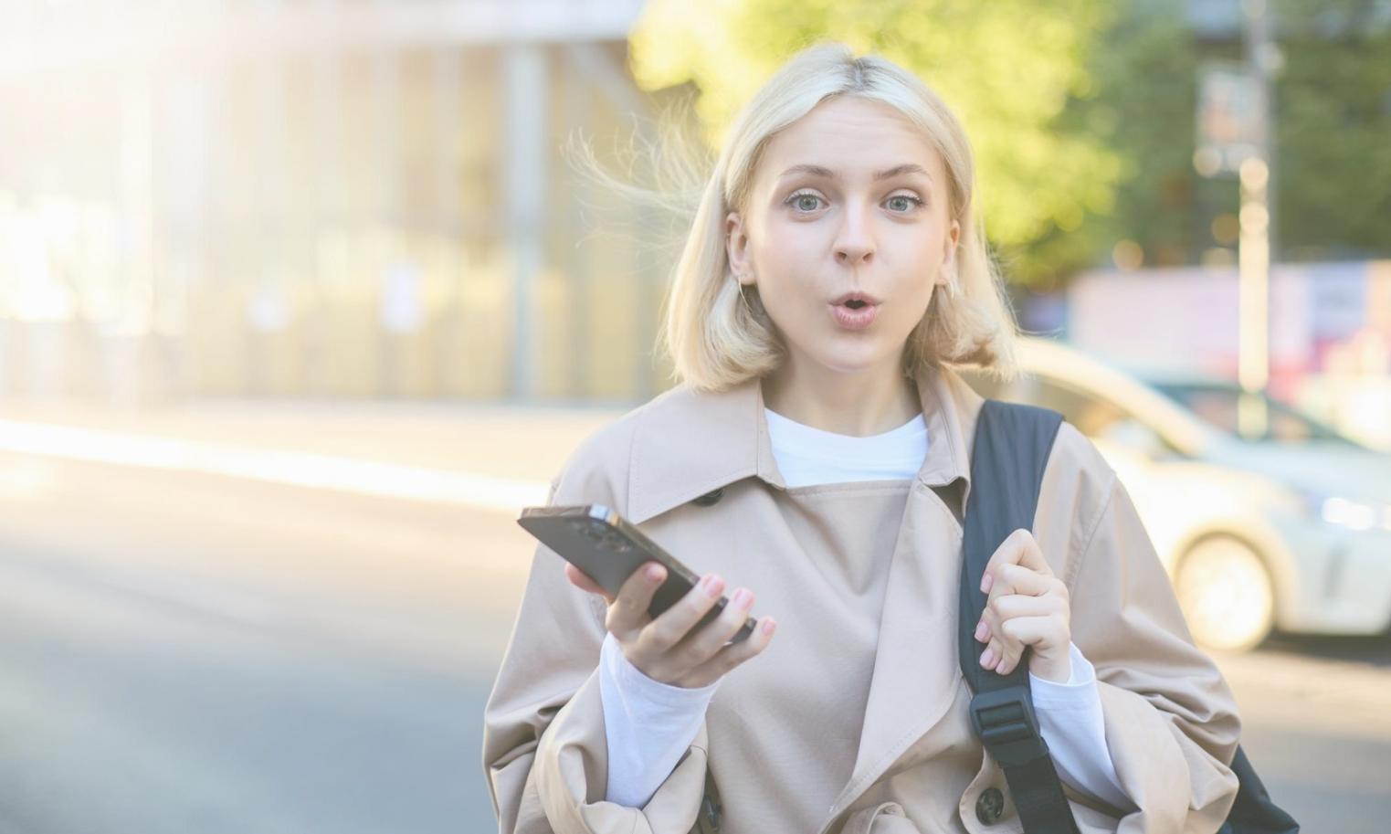 Творче робоче місце письменника з ноутбуком, блокнотами та натхненням