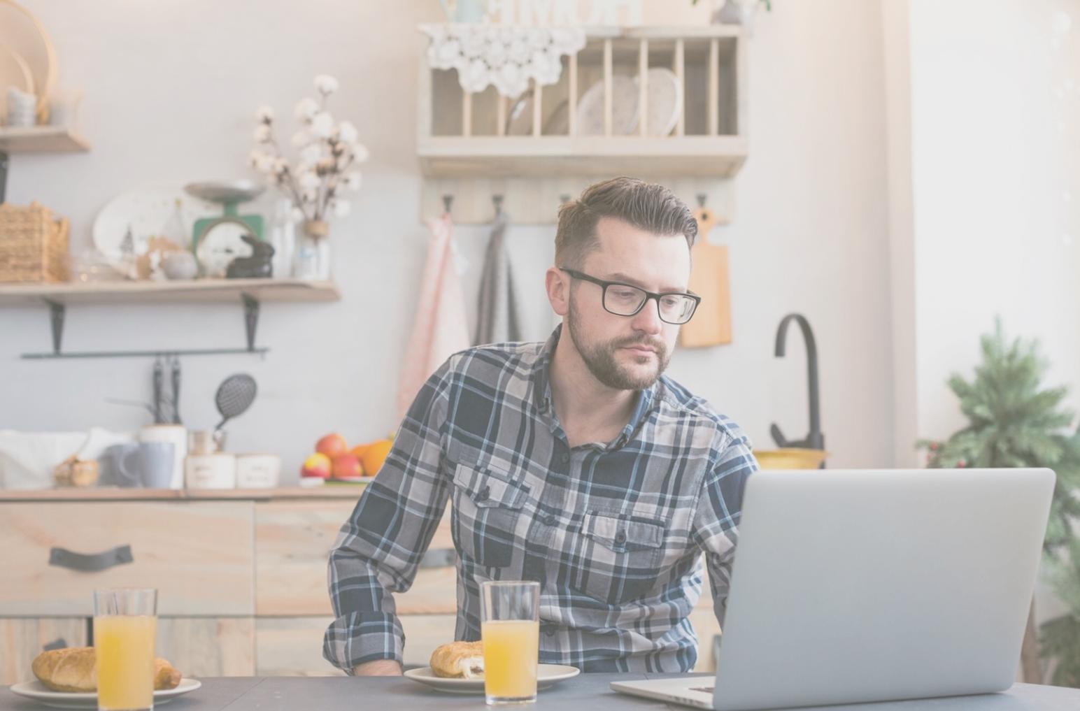 Студенти працюють над текстовими проєктами в сучасному навчальному просторі