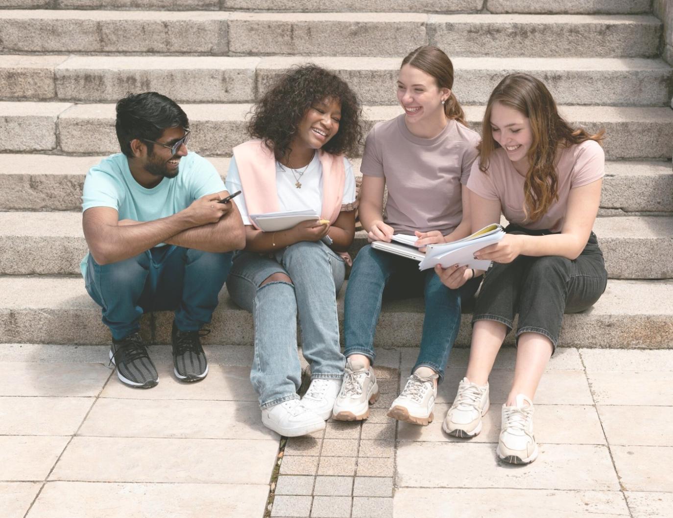 Студенти працюють над творчими проектами в сучасній навчальній аудиторії